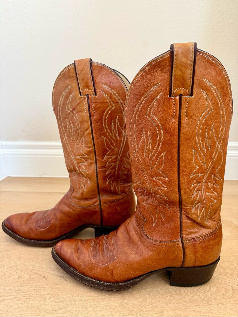 Vintage Justin’s Men's Tan Leather Classic Western Cowboy Pull on Pointed Toe 8D